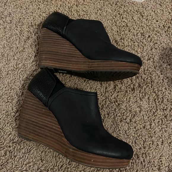 Dr Scholl’s black wedges
Size 7.5
In great used condition - Picture 2 of 2
